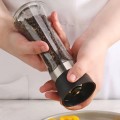 Dụng cụ đựng và xay hạt tiêu cầm tay tiện dụng
