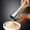 Dụng cụ đựng và xay hạt tiêu cầm tay tiện dụng